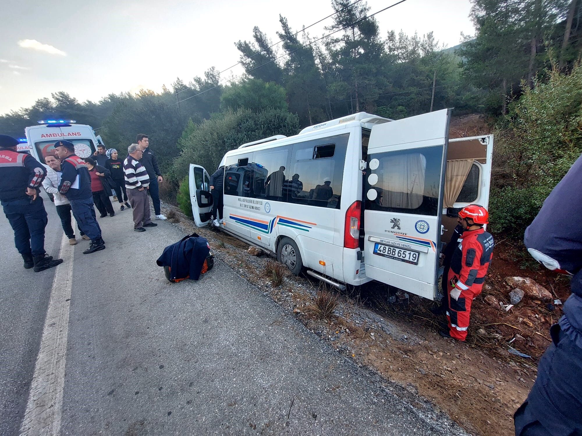 Minibüs Şarampole Girdi: 8 Yaralı
