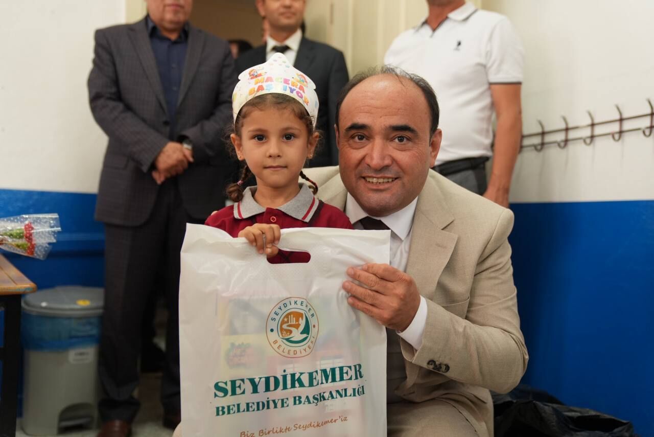 Başkan Akdenizli’den Kırtasiye Desteği