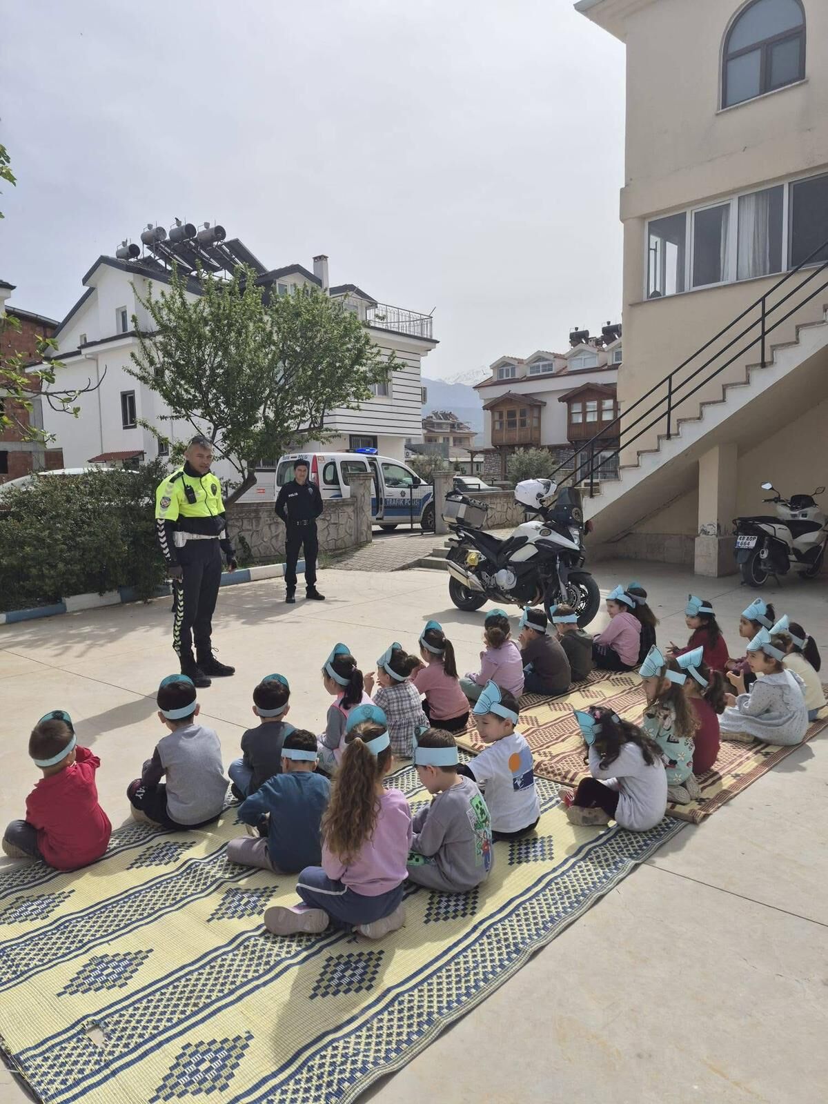 Miniklerden Polislere Anlamlı Karşılama