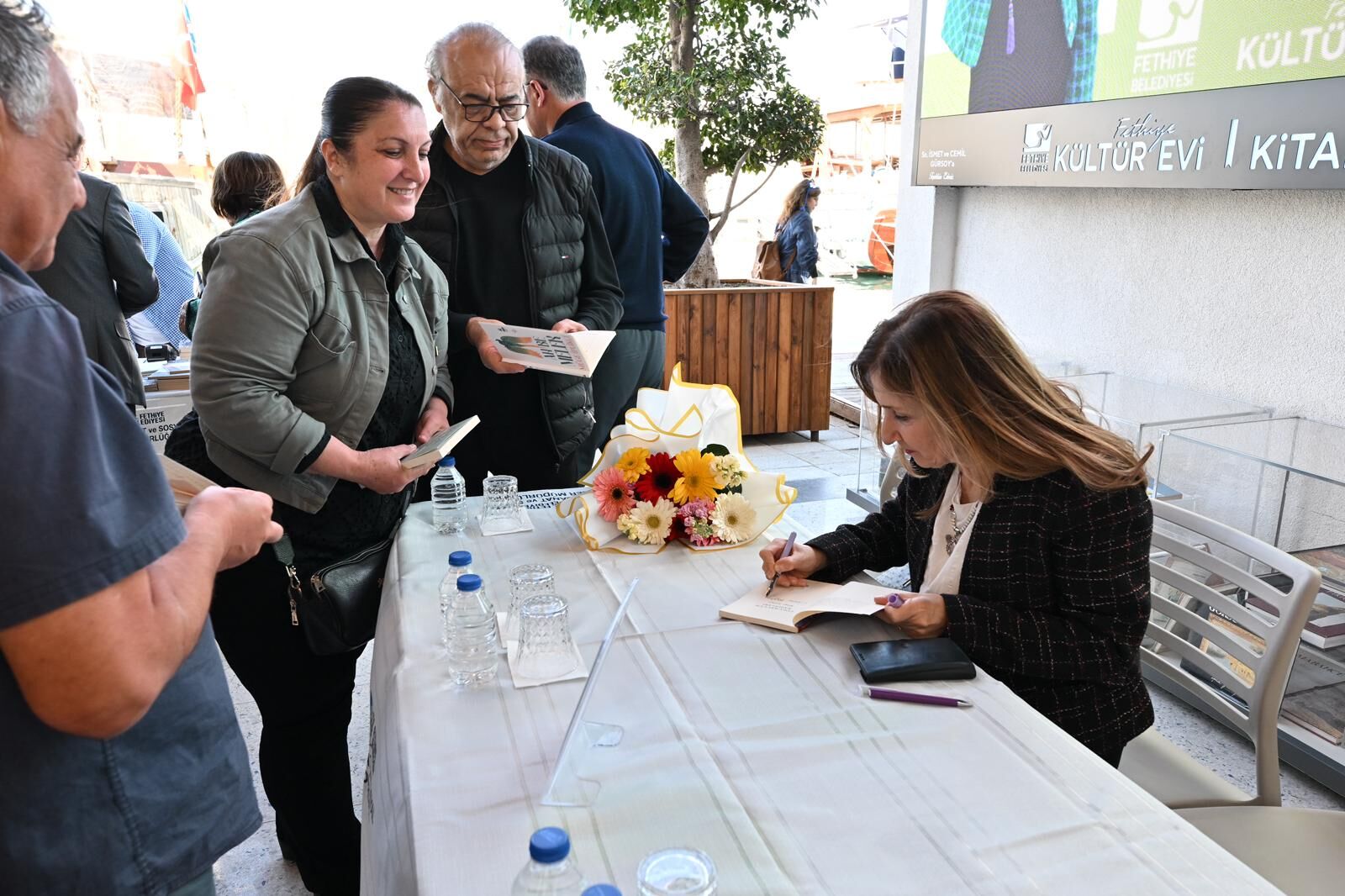 Müge İplikçi, Fethiye Kültür Evi’nde Okurlarıyla Buluştu