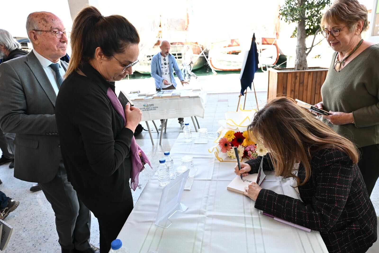 Müge İplikçi, Fethiye Kültür Evi’nde Okurlarıyla Buluştu