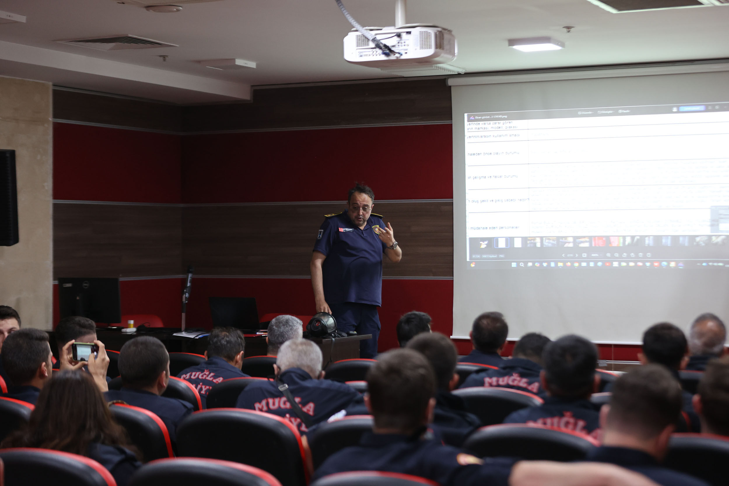 Büyükşehir Belediyesi İtfaiye Personeline Kapsamlı Eğitim Desteği