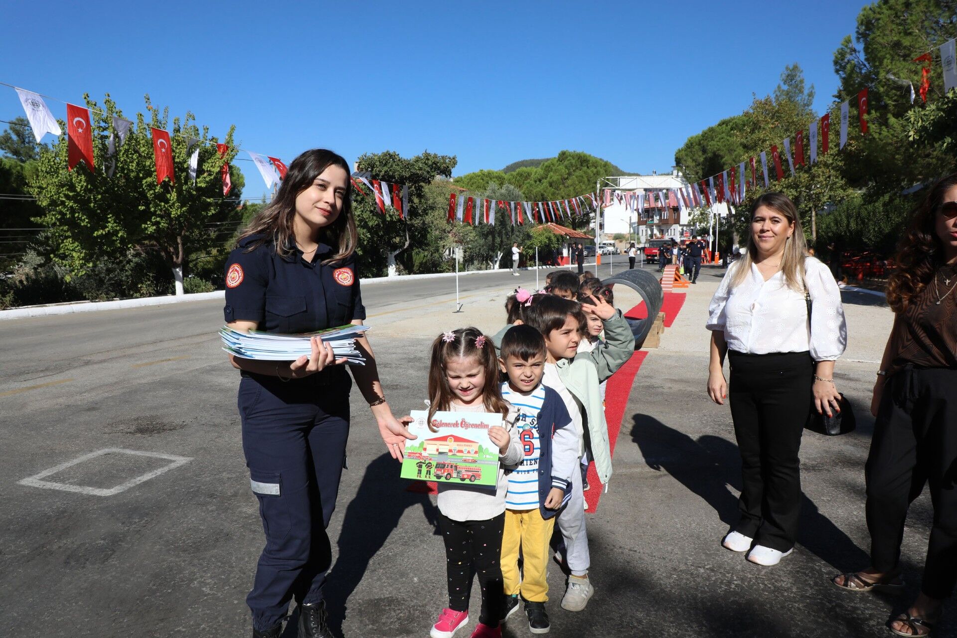 Minik Öğrencilere Uygulamalı Yangın Eğitimi