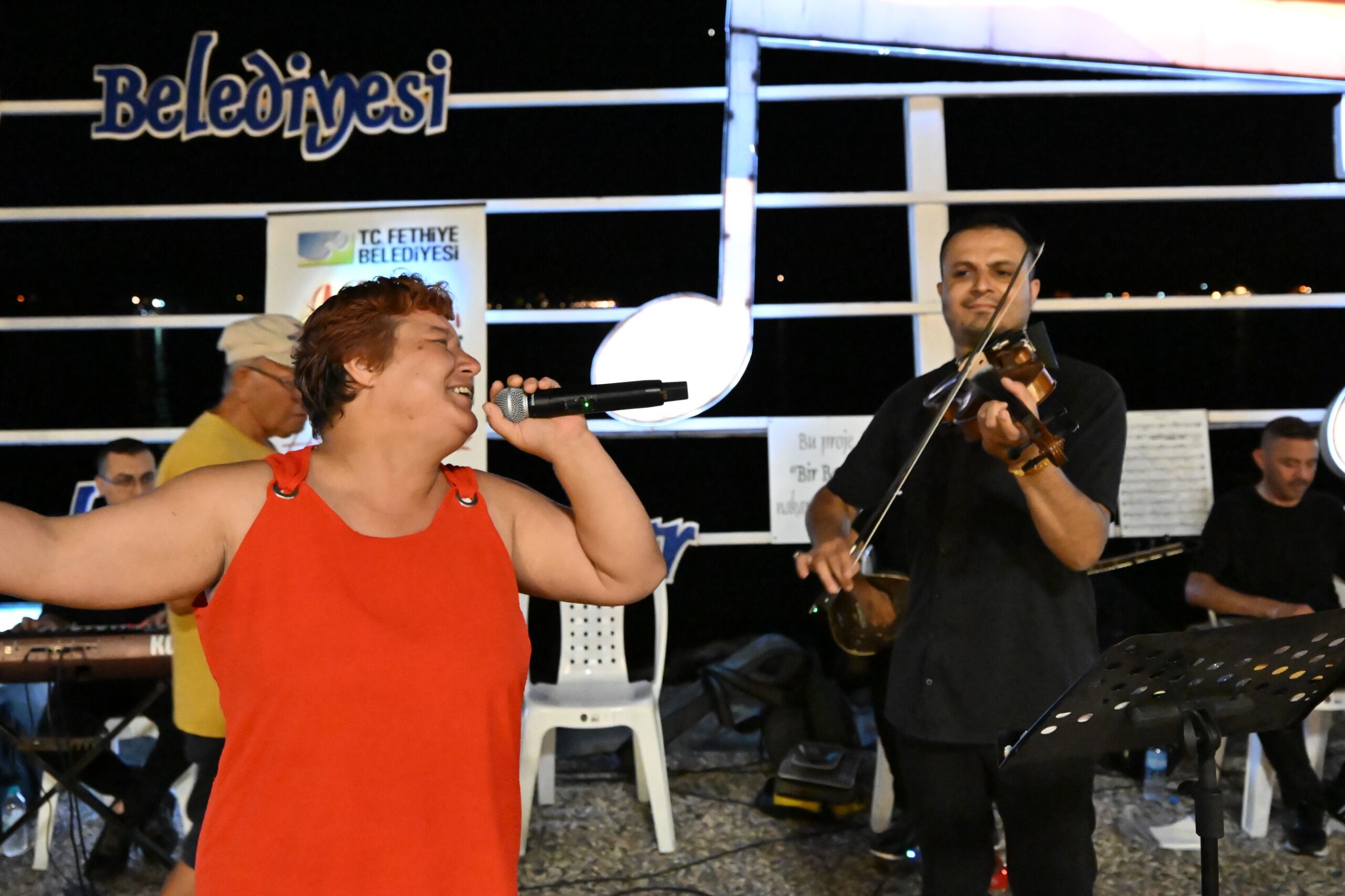 Müzikli Fethiye Akşamları Sahil Bandı’nda Devam Ediyor