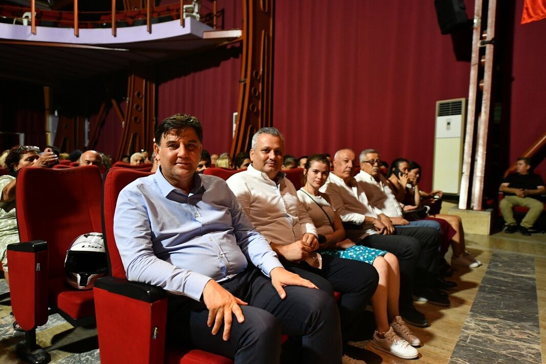 ‘’Nihayet Bitti’’ Adlı Tiyatro Oyunu İlgi İle İzlendi