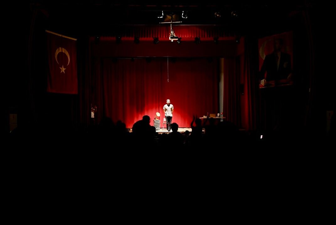 ‘’Nihayet Bitti’’ Adlı Tiyatro Oyunu İlgi İle İzlendi