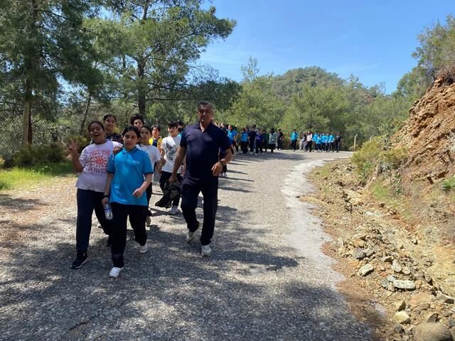 Öğrenciler Doğa Yürüyüşünde Fidan Diktiler