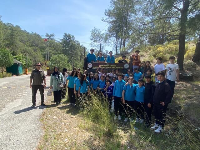Öğrenciler Doğa Yürüyüşünde Fidan Diktiler
