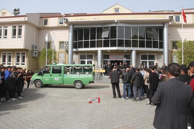 Öğretmen Recep Ballı, Son Yolculuğuna Görev Yaptığı Okulunda Uğurlandı