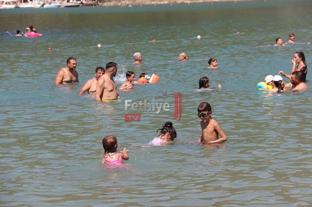 Ölüdeniz Kumburnu Plajı’nda Yoğunluk Sürüyor