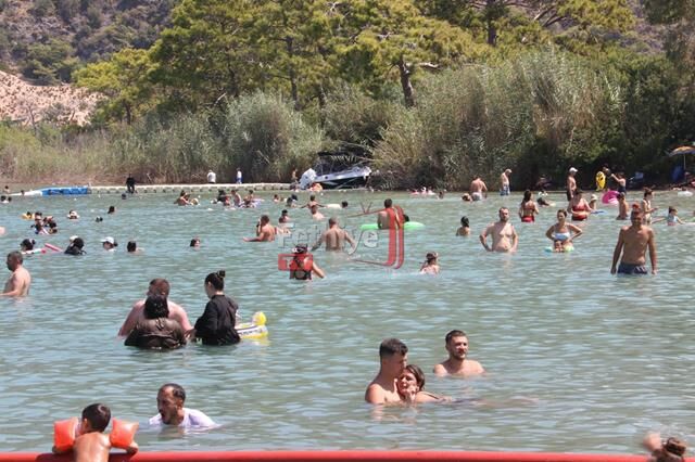 Ölüdeniz Kumburnu Plajı’nda Yoğunluk Sürüyor