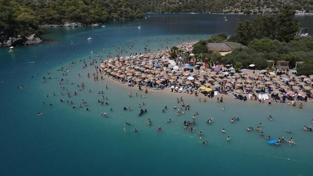 Ölüdeniz Kumburnu Plajı’nda Yoğunluk Sürüyor