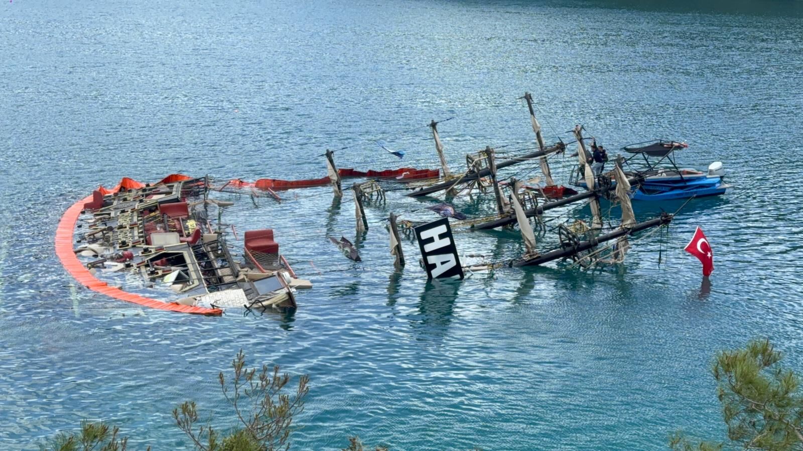 Ölüdeniz'de Batan Tekne Önlem Amaçlı Çevrildi