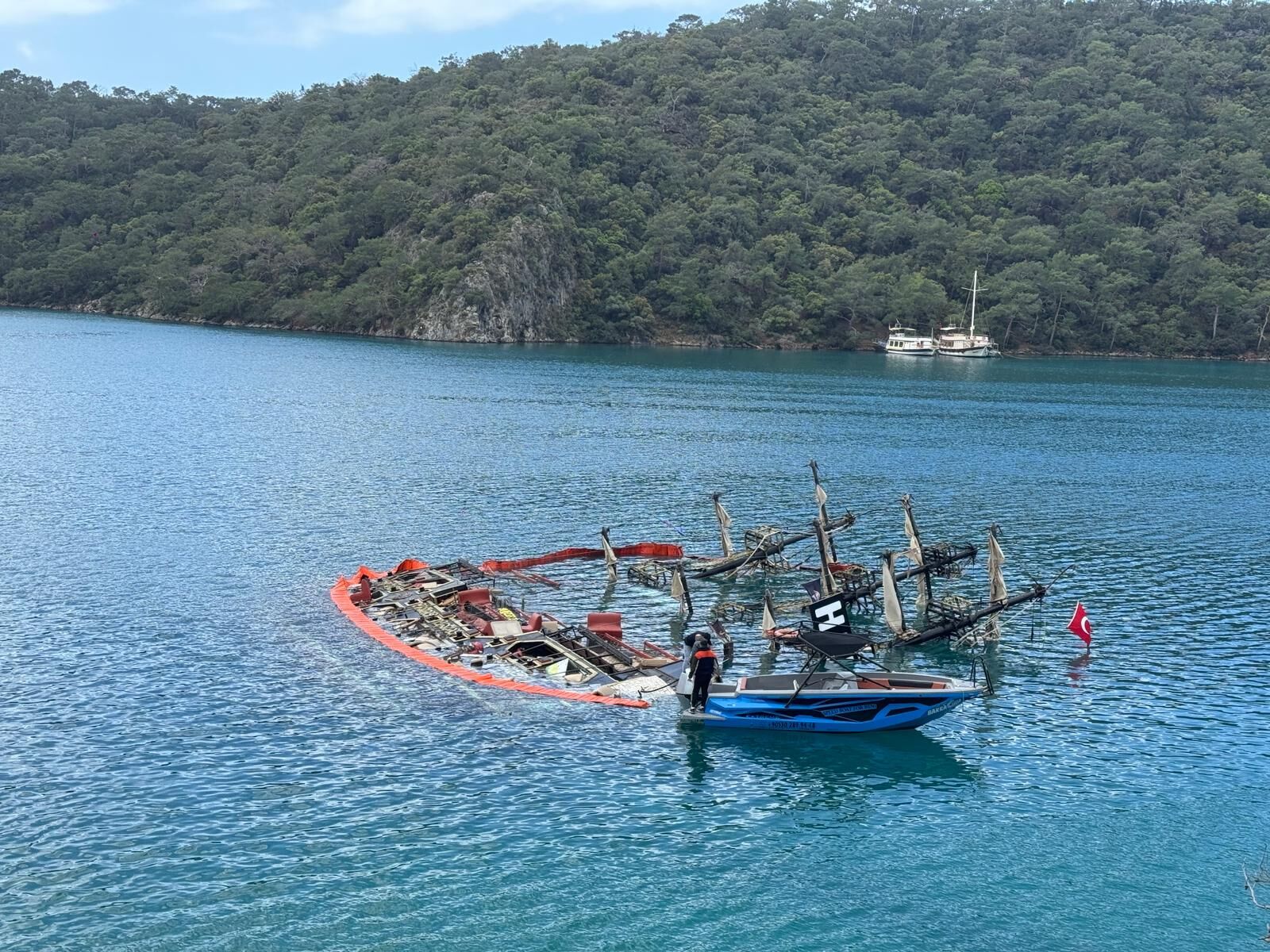 Ölüdeniz'de Batan Tekne Önlem Amaçlı Çevrildi