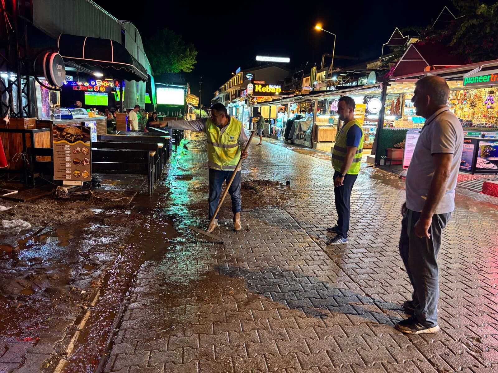 Ölüdeniz’de Yağış Sonrası Temizlik Çalışması