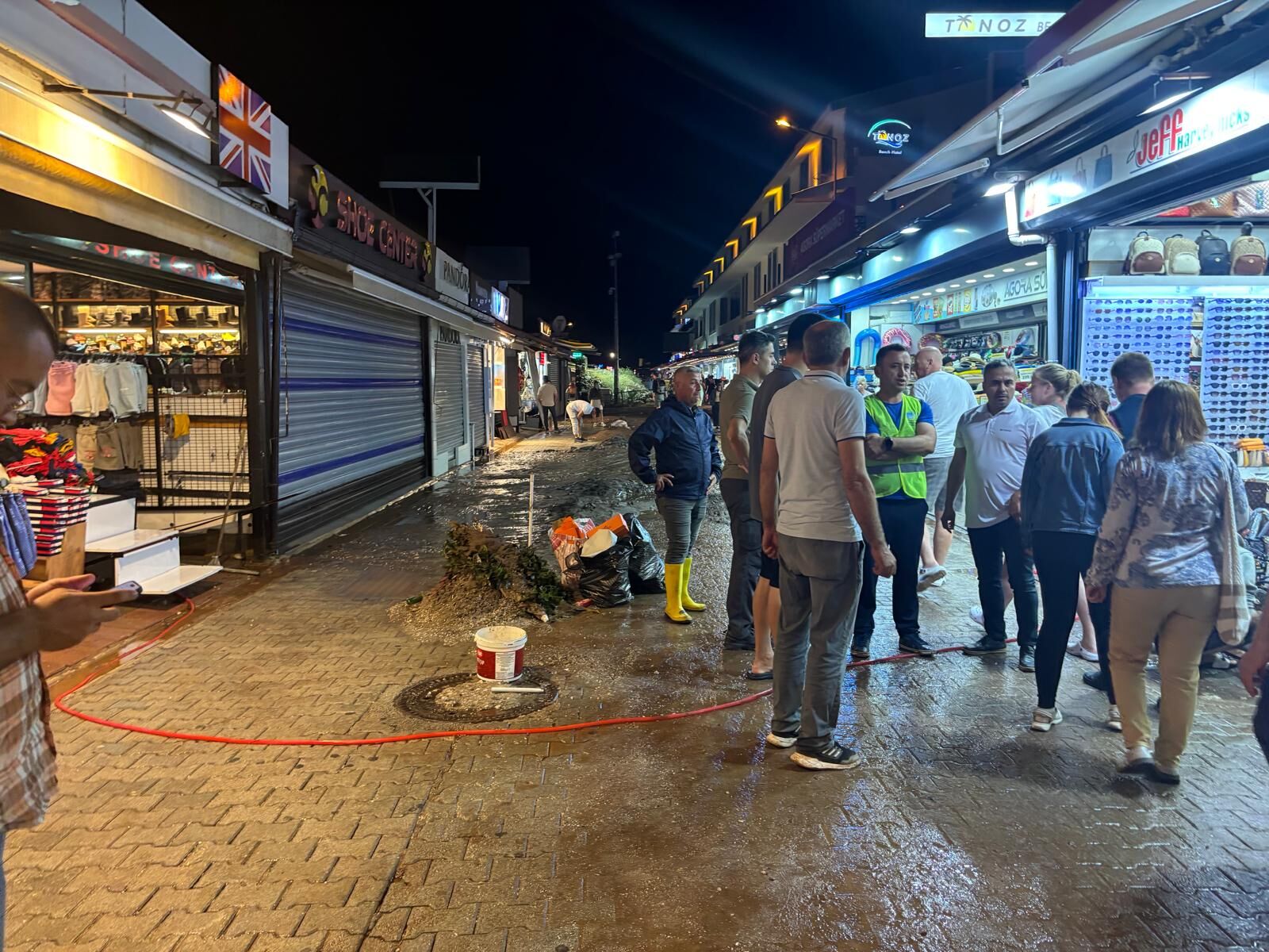 Ölüdeniz’de Yağış Sonrası Temizlik Çalışması