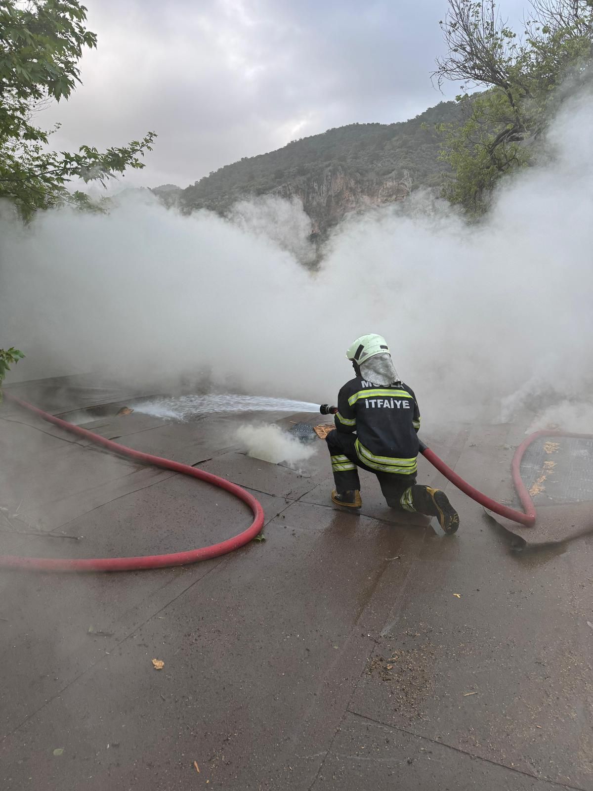 Ortaca’da İşletme Çatısında Yangın: Can Kaybı Yok