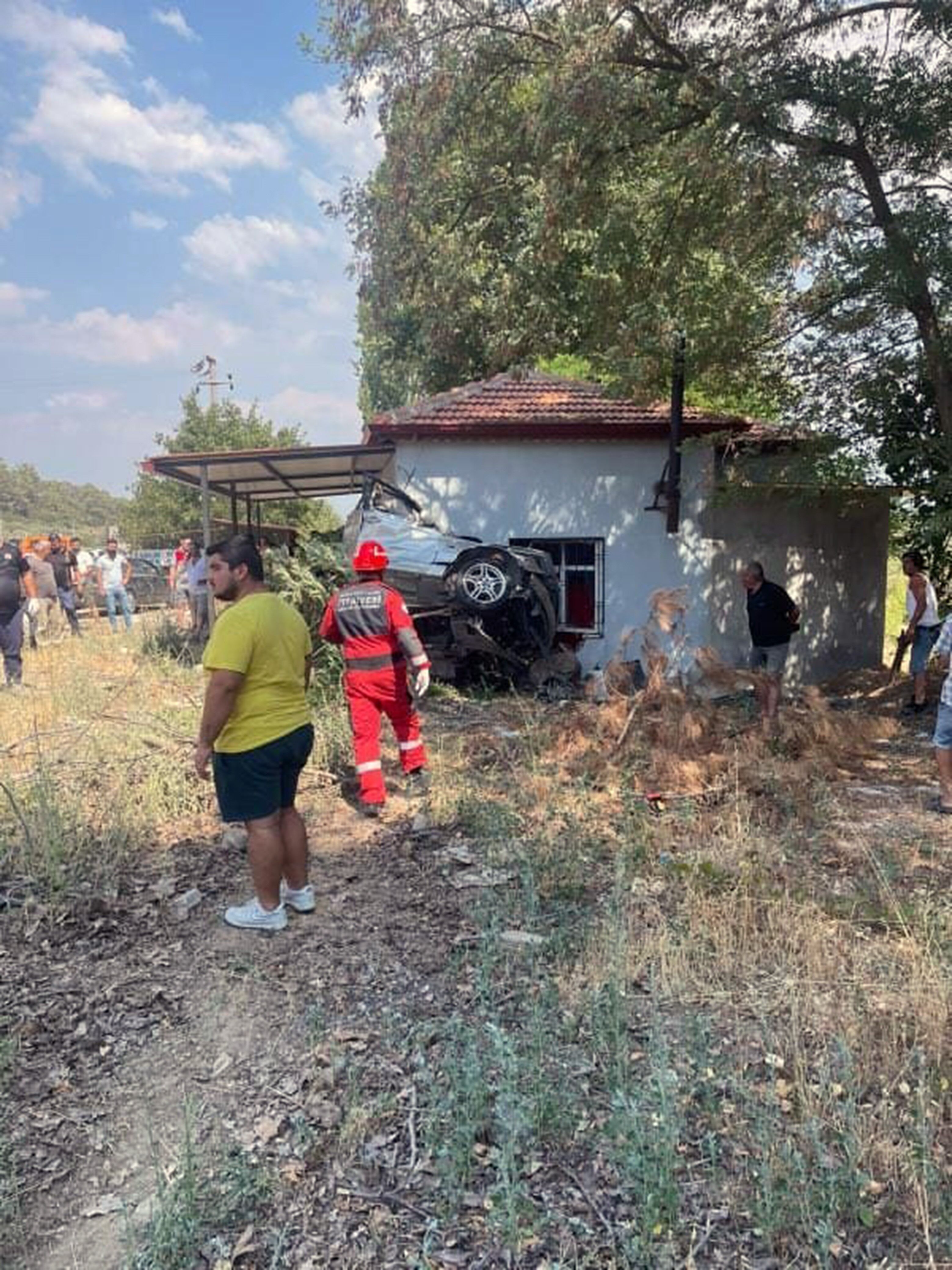 Otomobil Eve Girdi, Sürücü Yaşamını Yitirdi