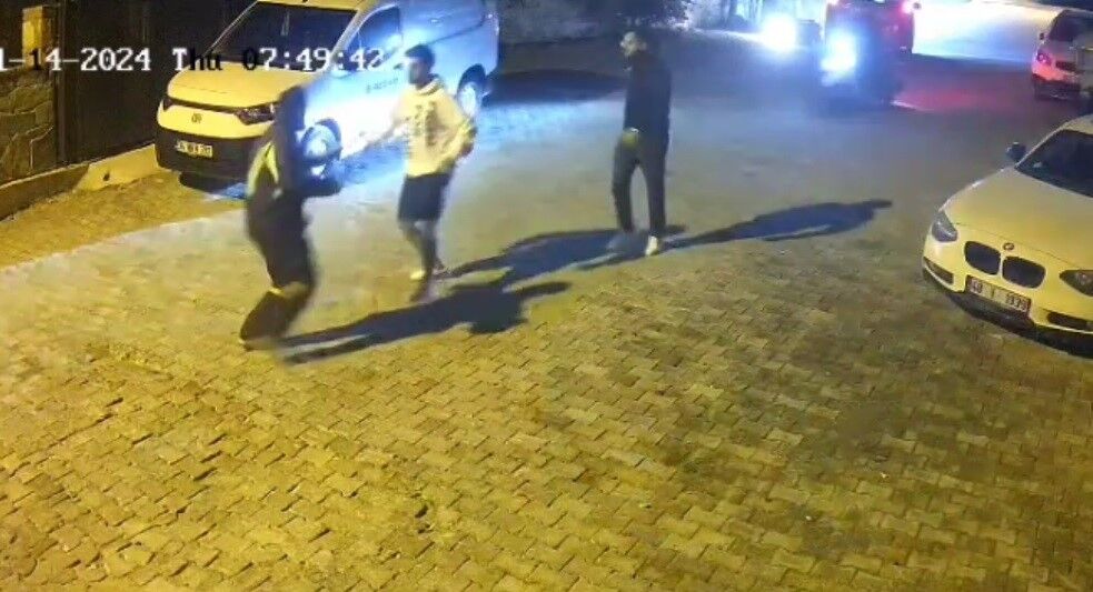 Otomobille Çarptılar Sonra Darp Ettiler