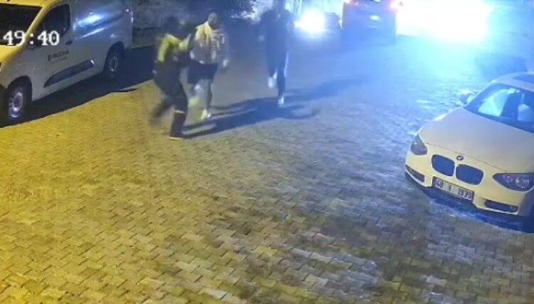Otomobille Çarptılar Sonra Darp Ettiler