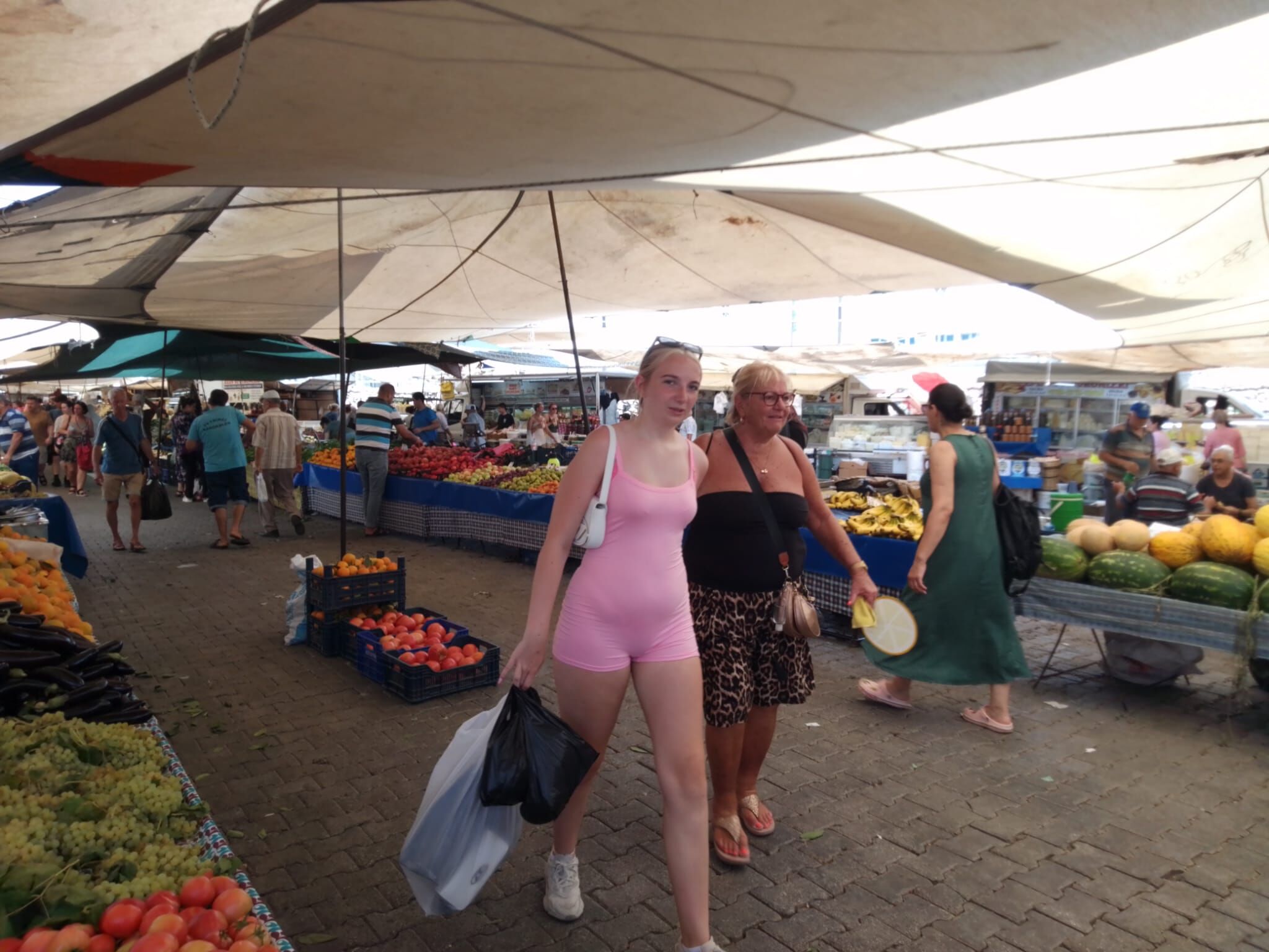Sıcaklık Tavan Yapınca, Turistler Fan İle Serinledi