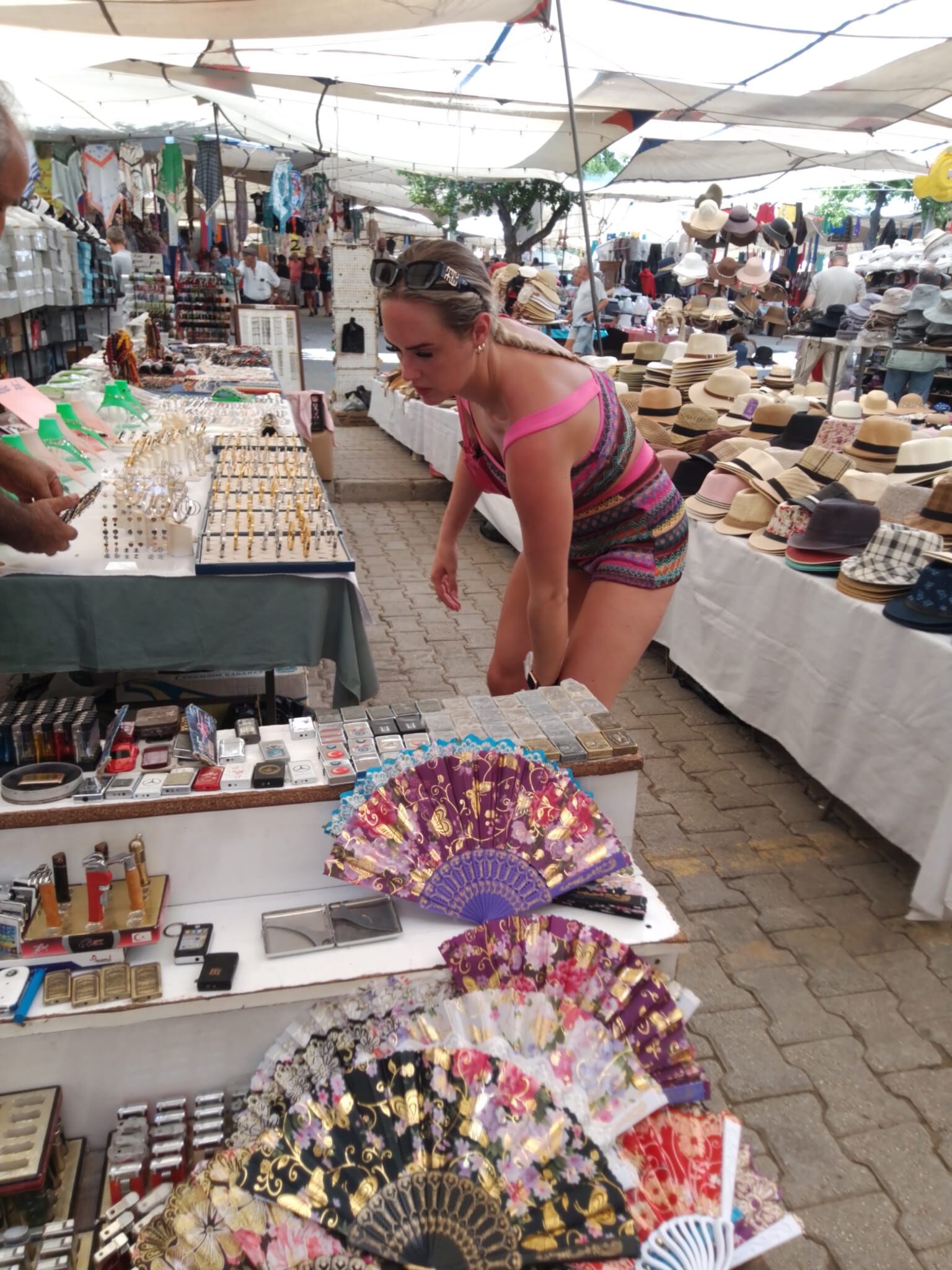 Sıcaklık Tavan Yapınca, Turistler Fan İle Serinledi