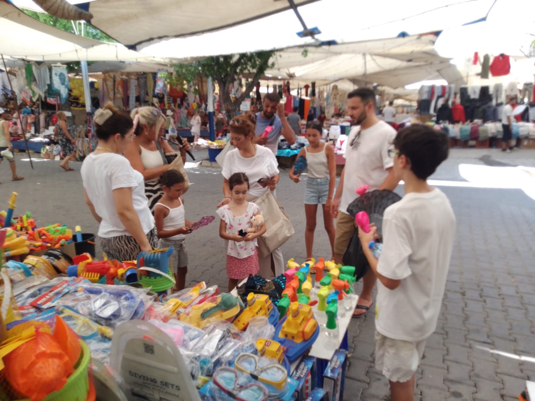 Sıcaklık Tavan Yapınca, Turistler Fan İle Serinledi
