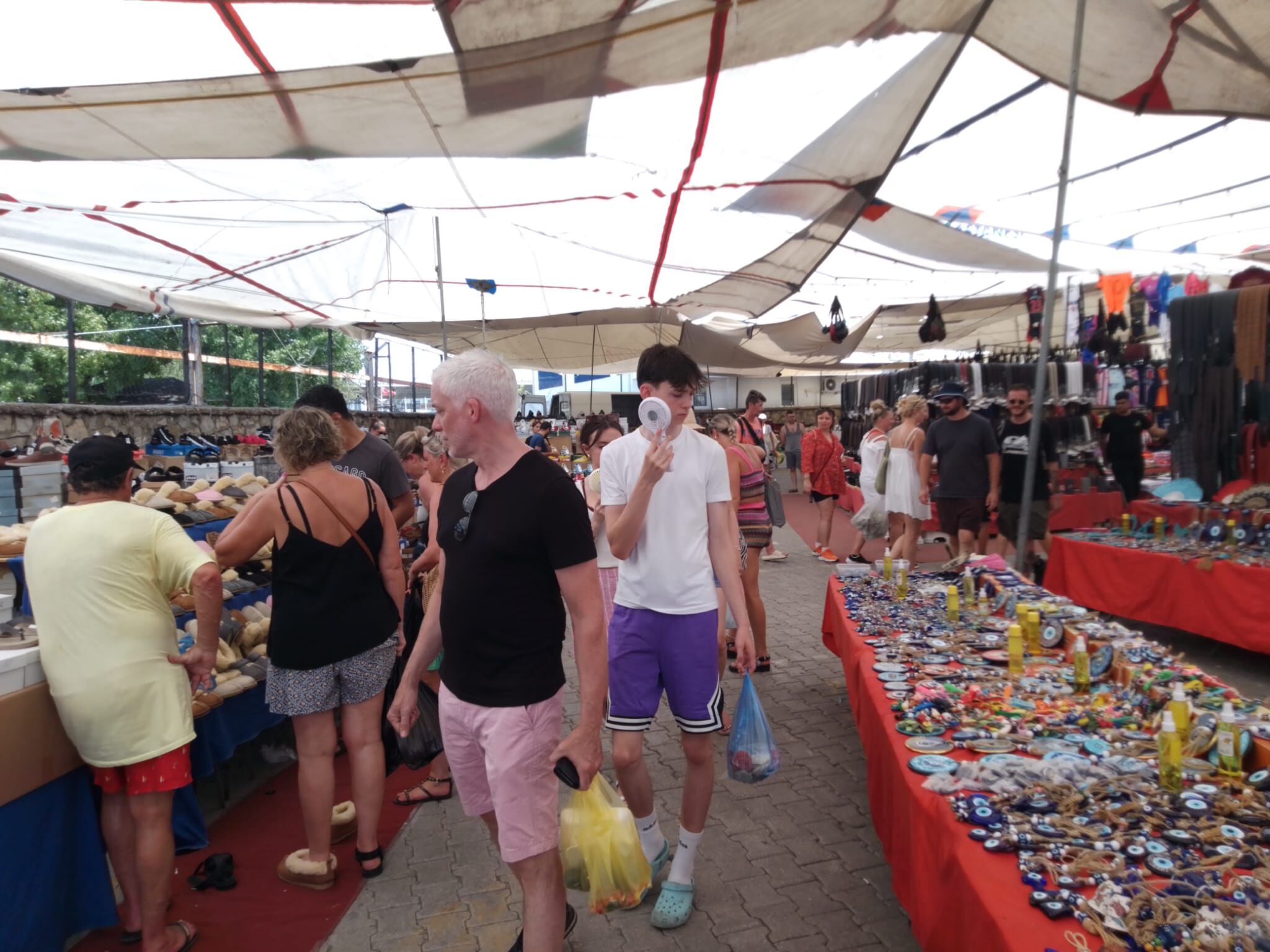 Sıcaklık Tavan Yapınca, Turistler Fan İle Serinledi
