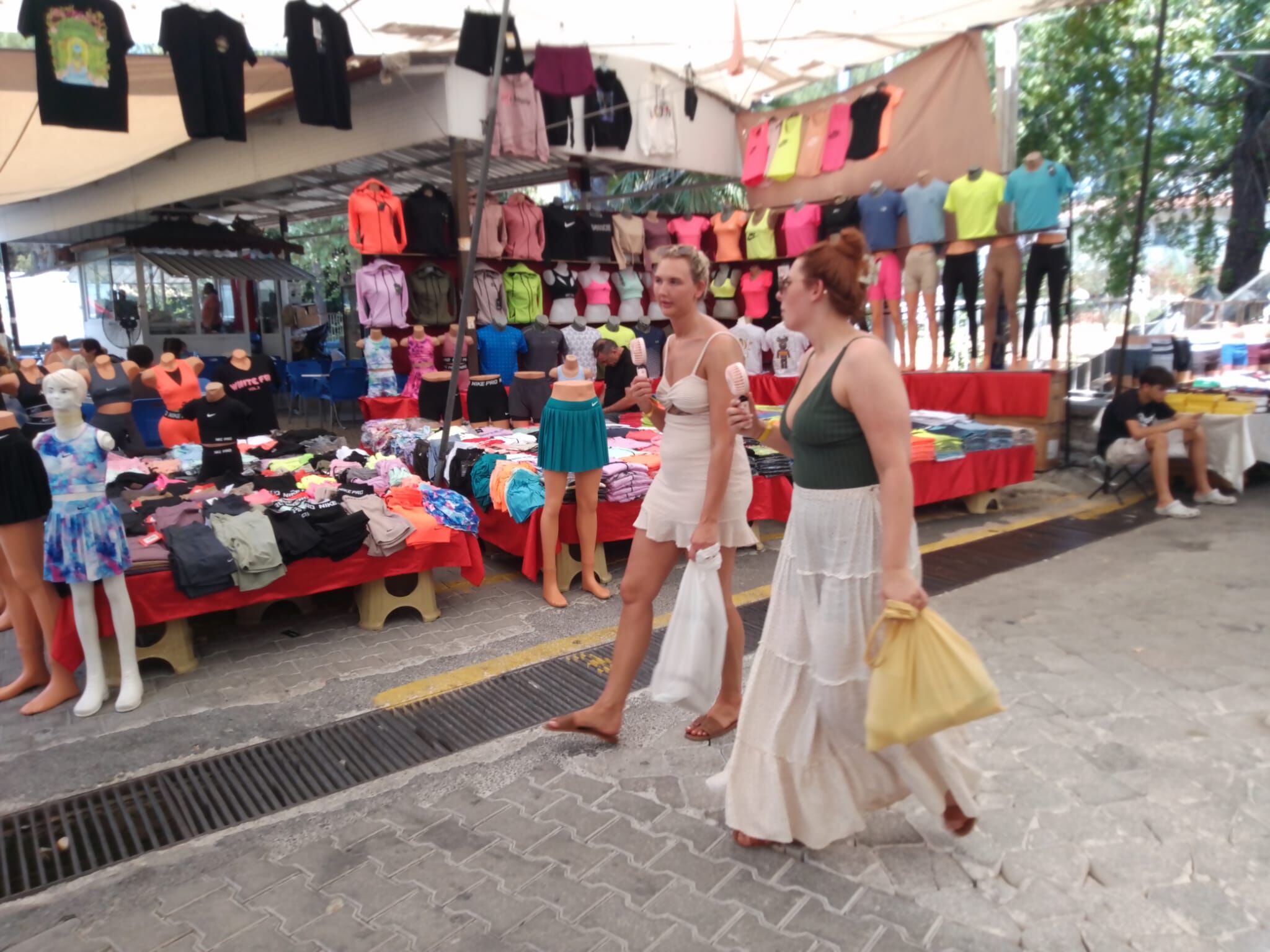 Sıcaklık Tavan Yapınca, Turistler Fan İle Serinledi