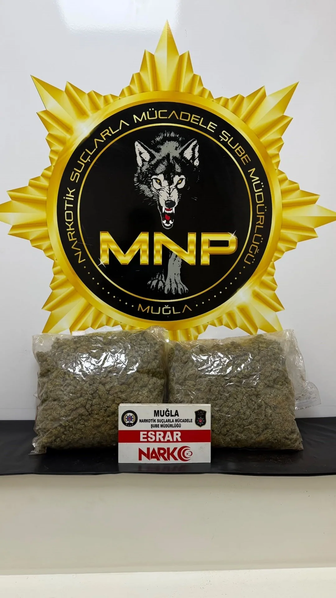 Polisten Kaçan Şüphelilerin Araçlarından 1 Kilo 953 Gram Esrar Çıktı