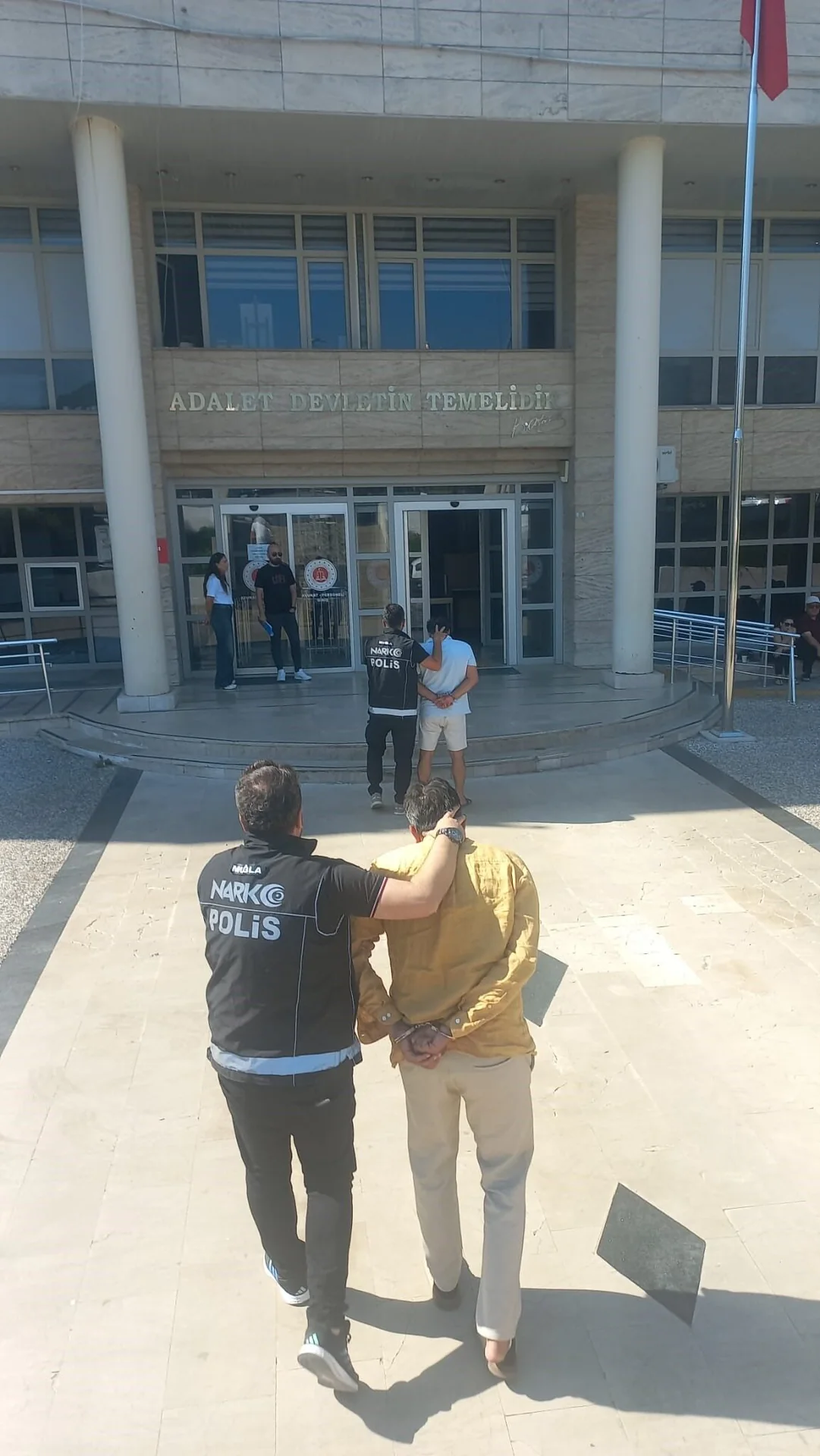 Polisten Kaçan Şüphelilerin Araçlarından 1 Kilo 953 Gram Esrar Çıktı