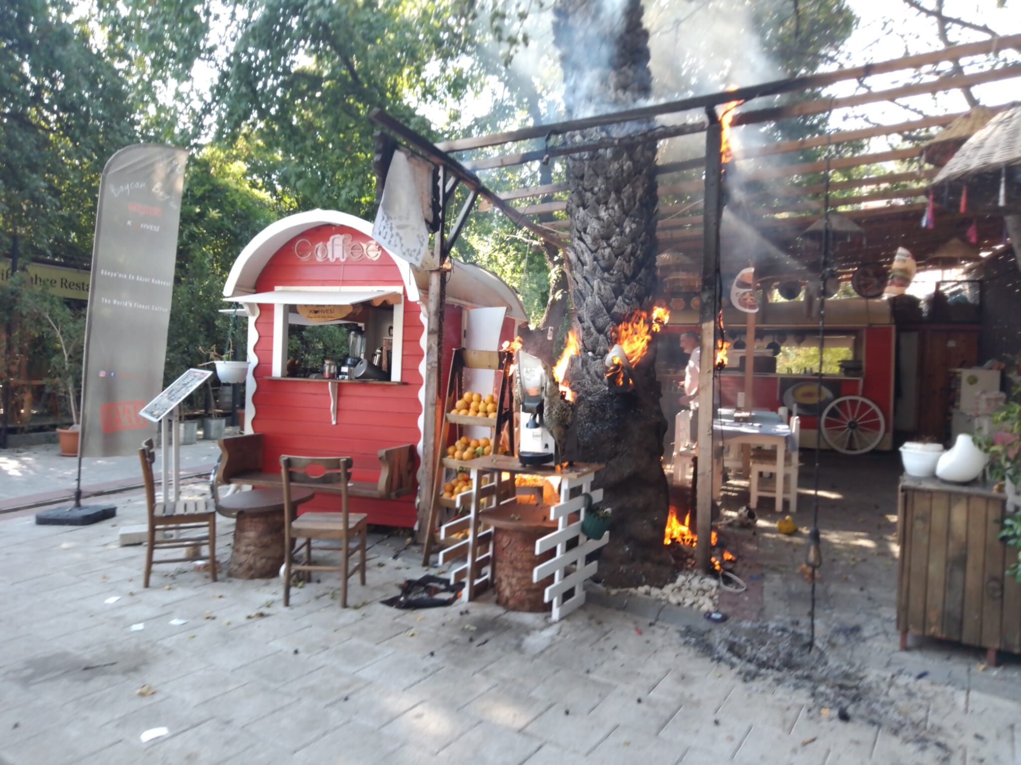 Fethiye'de Ruhsatı Olmadığı İddia Edilen Cafede Patlama Oldu
