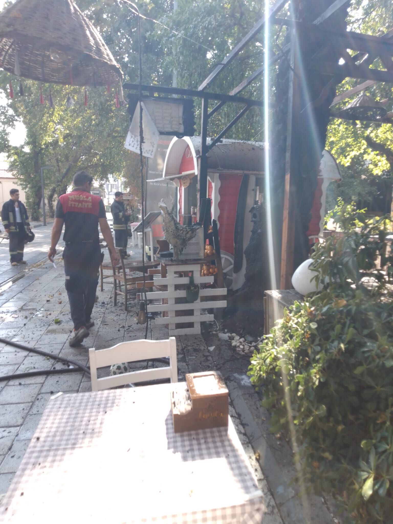 Fethiye'de Ruhsatı Olmadığı İddia Edilen Cafede Patlama Oldu