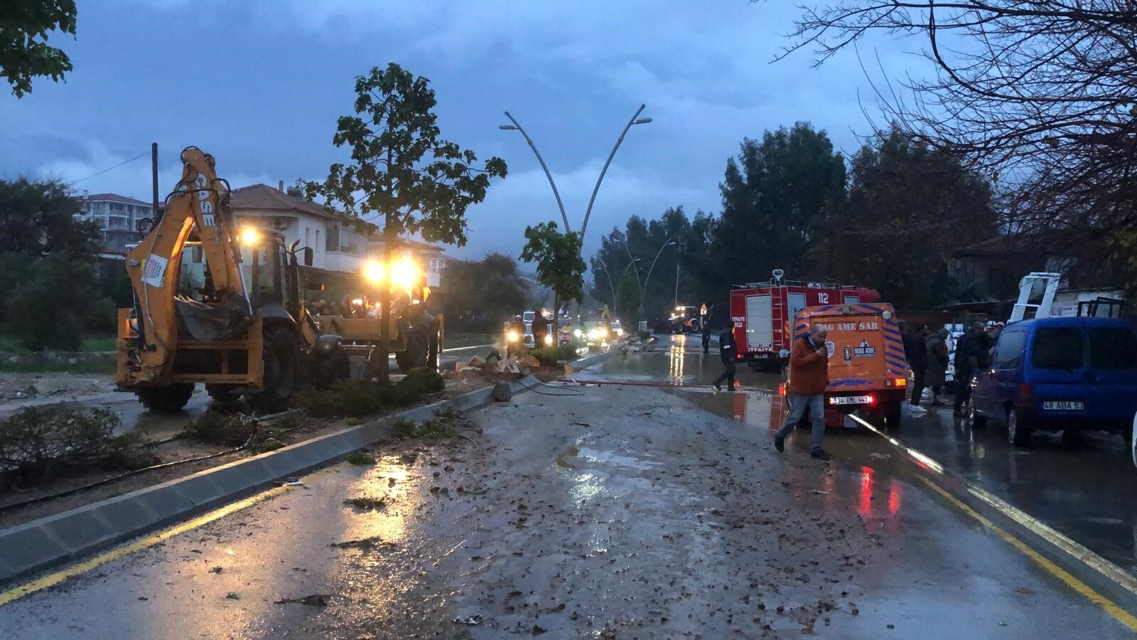 Sağanak Yağış Etkili Oldu, Karayolu Göle Döndü
