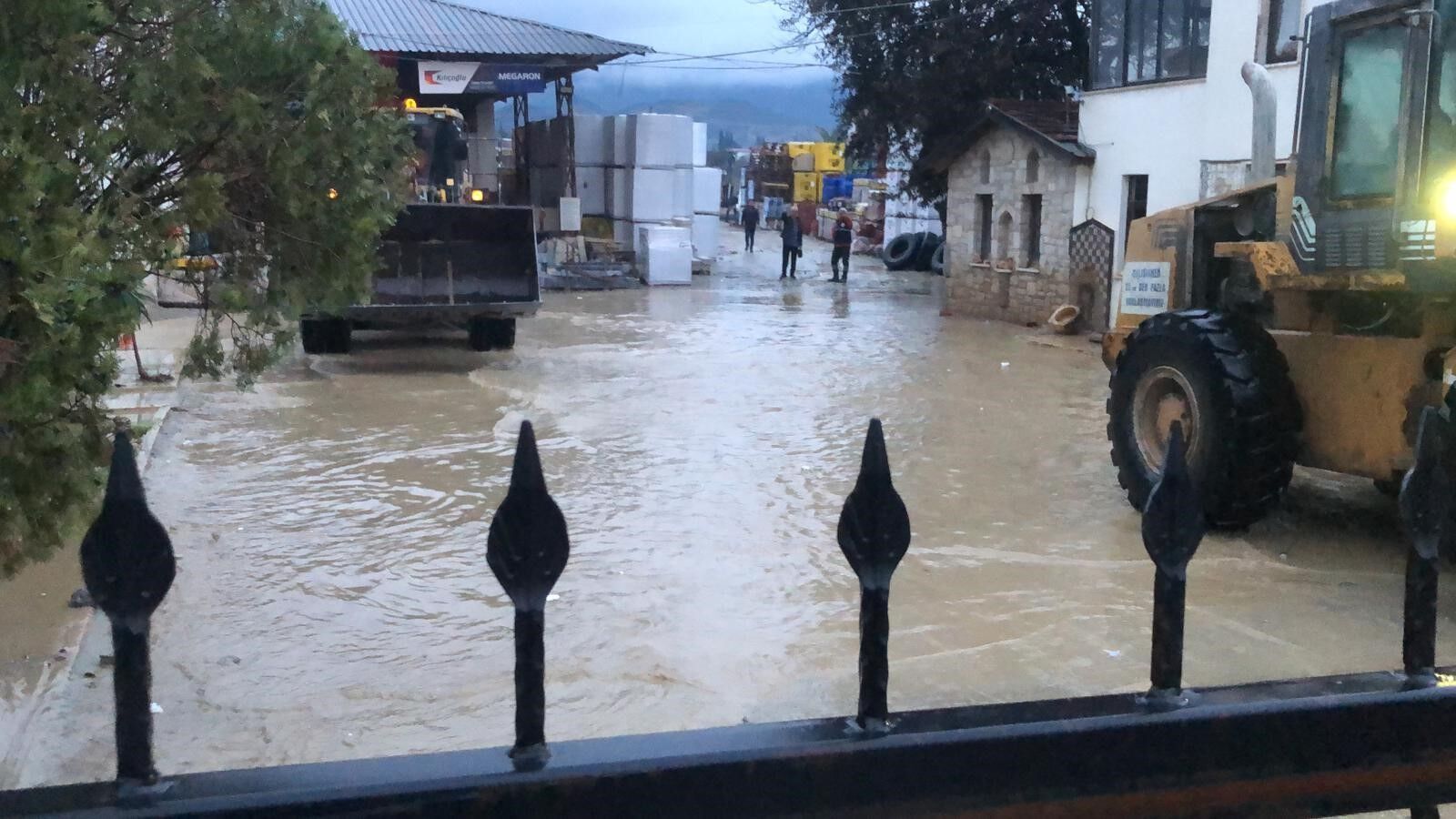 Sağanak Yağış Etkili Oldu, Karayolu Göle Döndü
