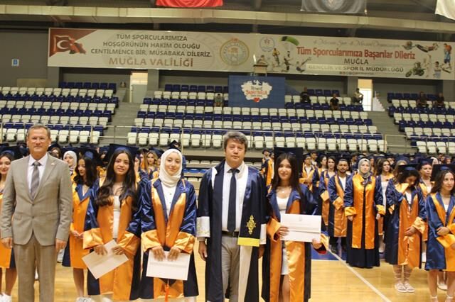 Sağlık Bilimleri Fakültesi Öğrencileri Mezuniyet Sevinci Yaşadı