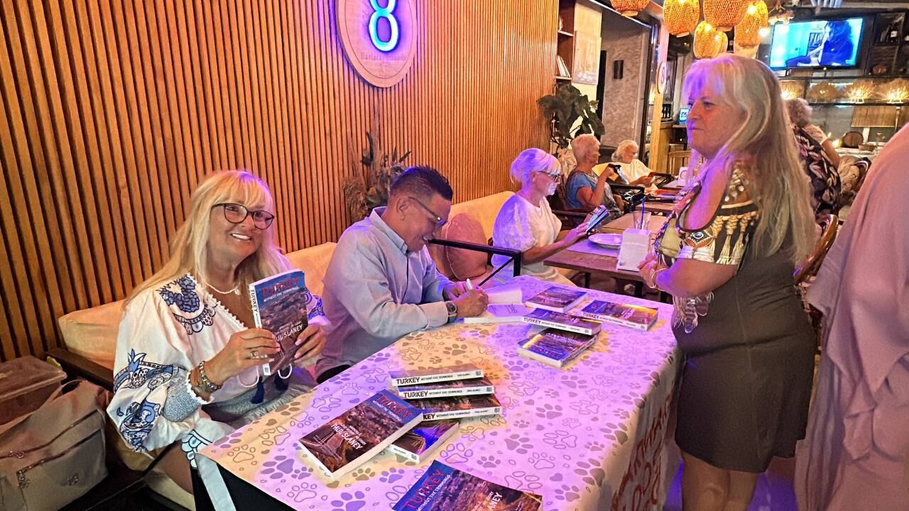 İngiliz Yazardan Marmaris Can Dostları Derneği’ne Anlamlı Hediye