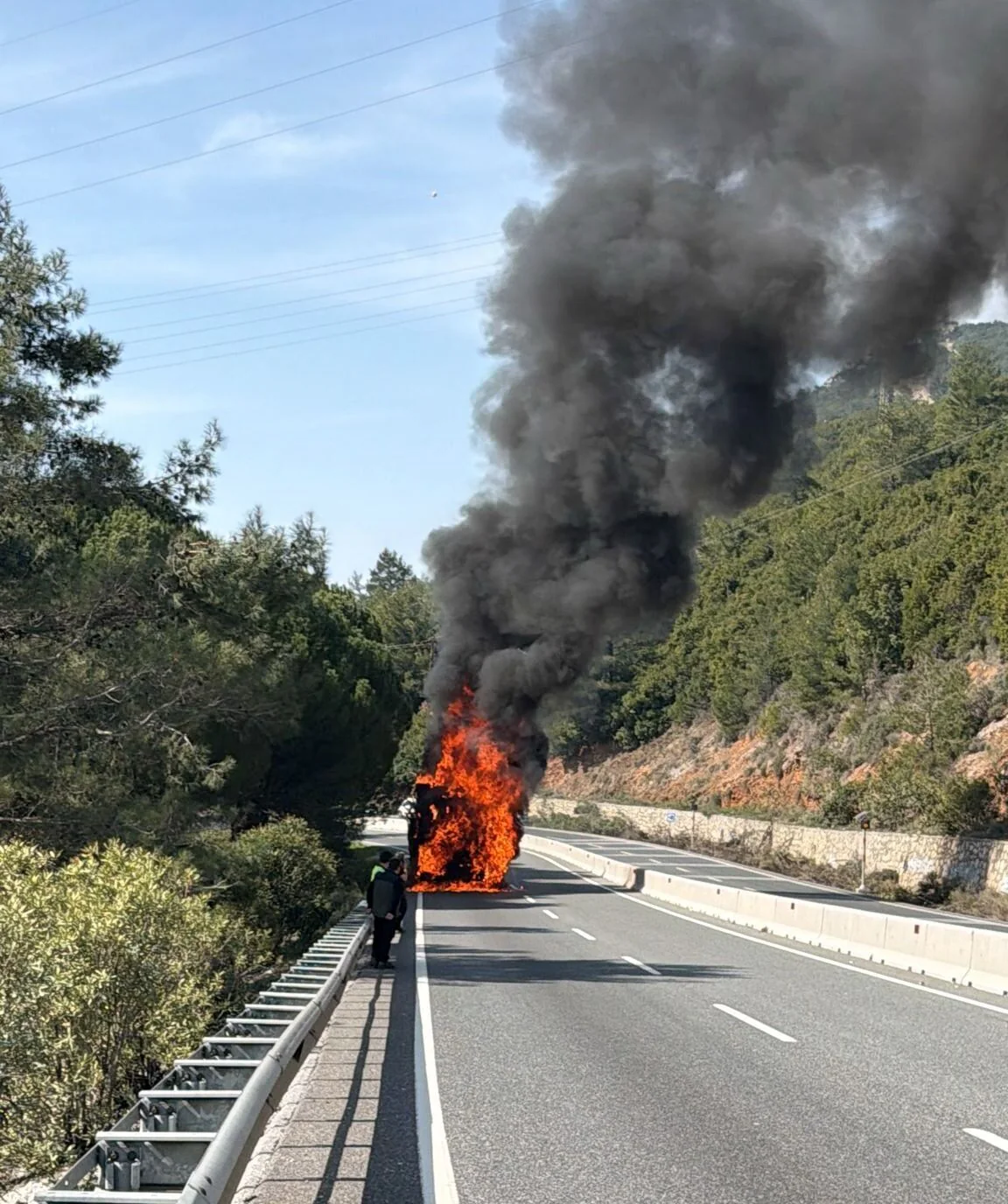 Sakar Geçidi’nde Araç Yangını Ormana Sıçramadan Söndürüldü