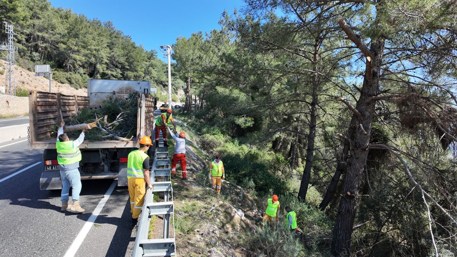 Sakar Geçidinde Orman Yangınlarına Karşı Yol Kenarı Temizliği