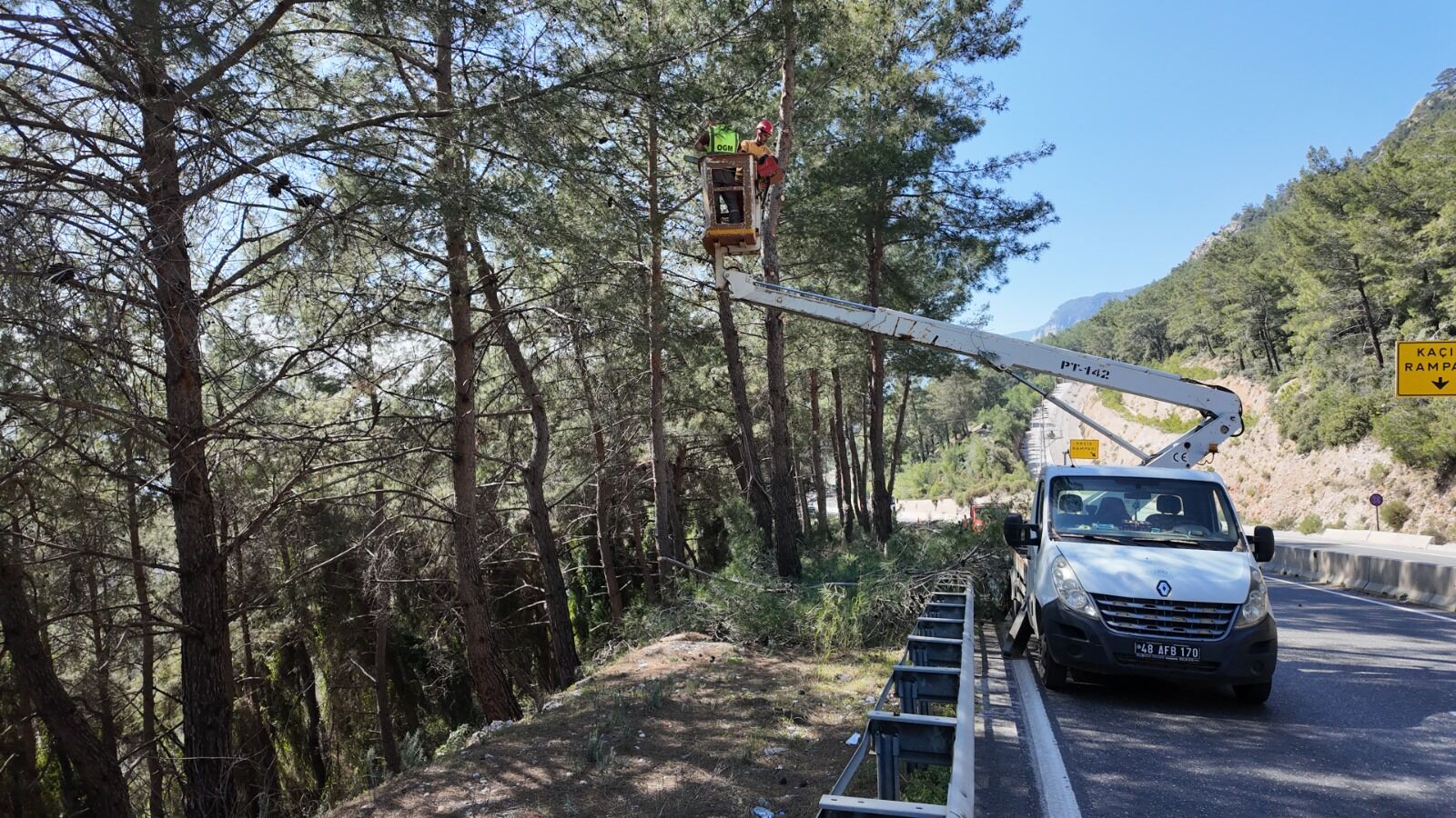 Sakar Geçidinde Orman Yangınlarına Karşı Yol Kenarı Temizliği