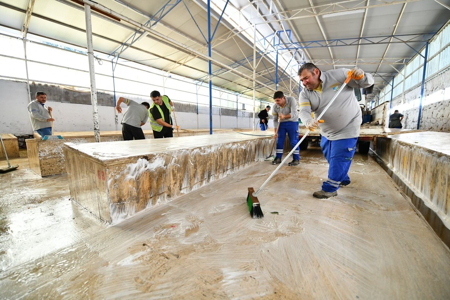 Salı Pazarı Alanını Foşur Foşur Yıkadılar