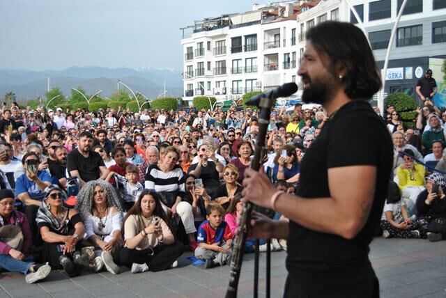Sanatçı Koray Avcı, “İnsan Farklı Olduğunda Güzel”