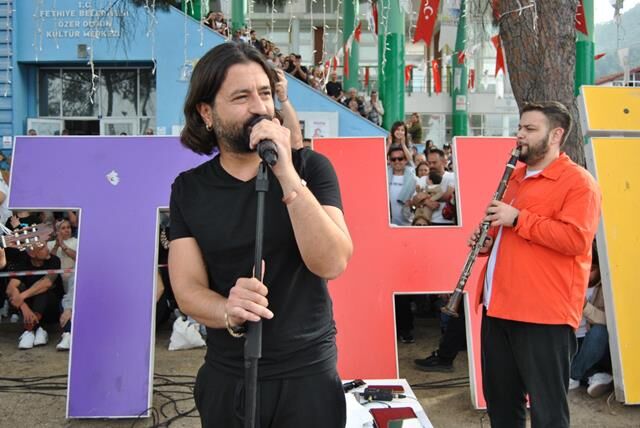 Sanatçı Koray Avcı, “İnsan Farklı Olduğunda Güzel”