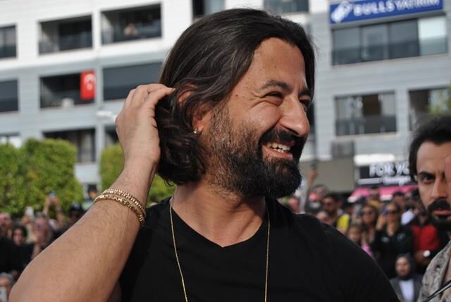 Sanatçı Koray Avcı, “İnsan Farklı Olduğunda Güzel”
