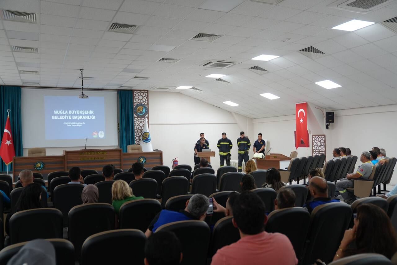Seydikemer Belediyesi Personeline Verilen Yangın Tatbikatı Gerçeği Aratmadı