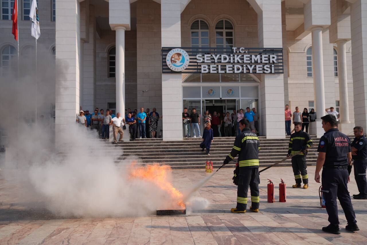 Seydikemer Belediyesi Personeline Verilen Yangın Tatbikatı Gerçeği Aratmadı