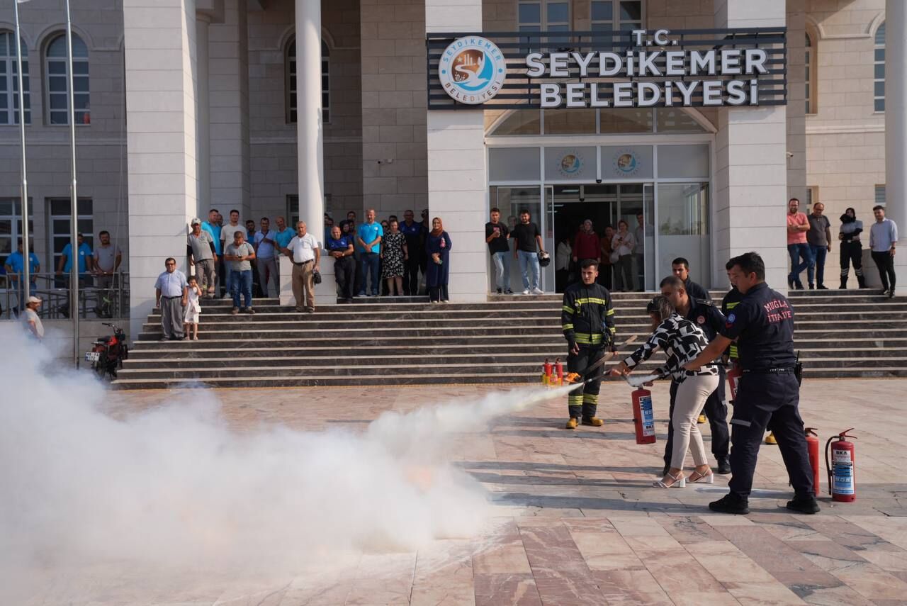 Seydikemer Belediyesi Personeline Verilen Yangın Tatbikatı Gerçeği Aratmadı
