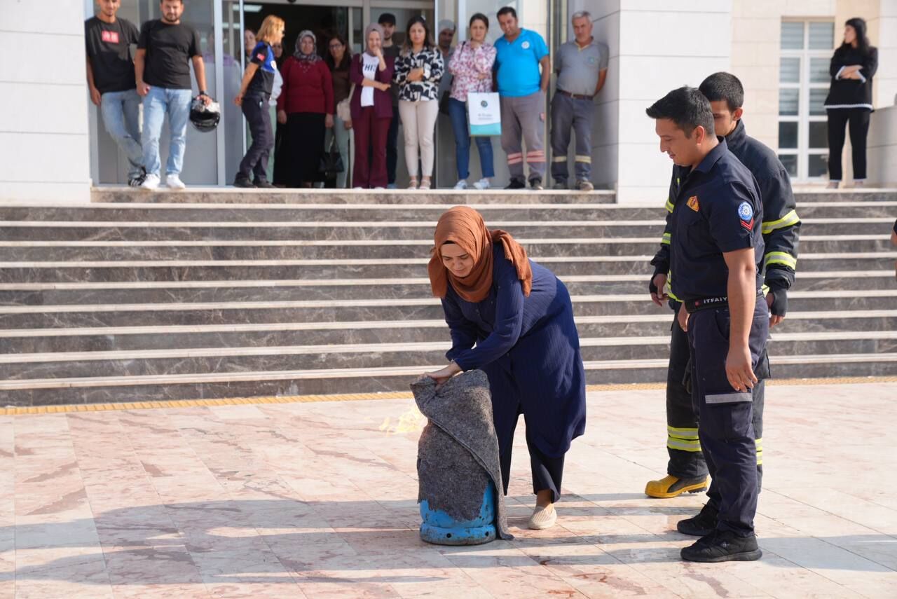 Seydikemer Belediyesi Personeline Verilen Yangın Tatbikatı Gerçeği Aratmadı
