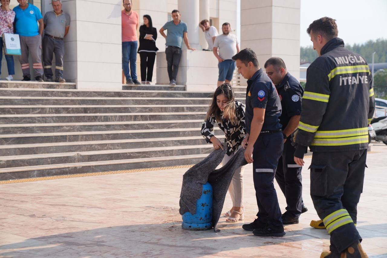 Seydikemer Belediyesi Personeline Verilen Yangın Tatbikatı Gerçeği Aratmadı