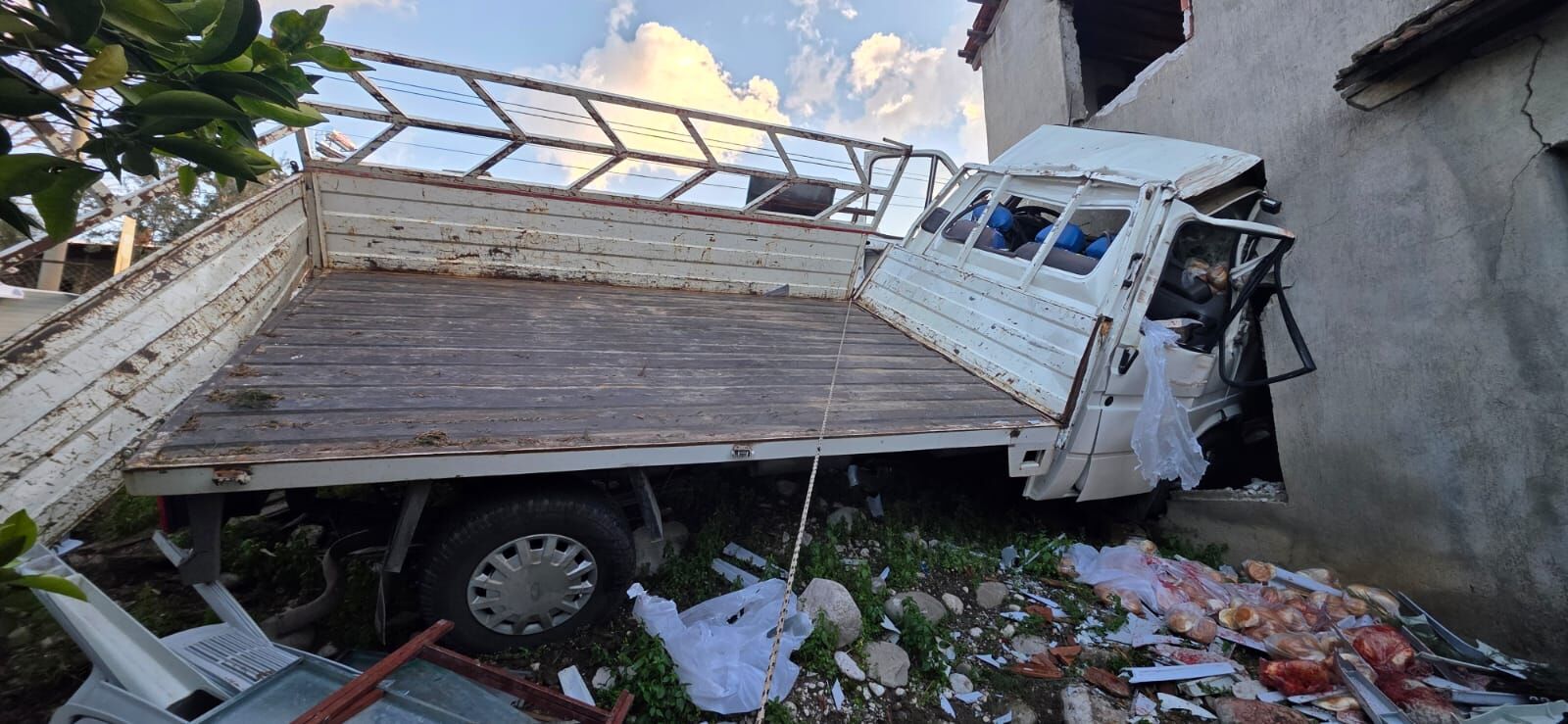 Seydikemer’de Kamyonet Kazası: 19 Yaşındaki Genç Sürücü, Hayatını Kaybetti